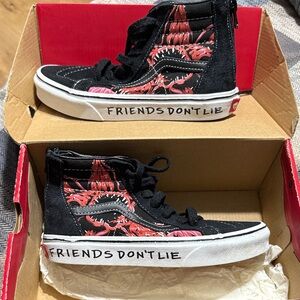 Vans x Netflix Stranger Things Sk8-Hi Zip Box Label in Black and Red